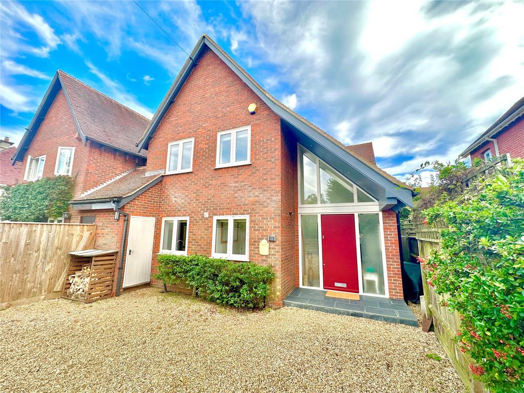 Stanley Road, Lymington, Hampshire, SO41 3 bed link detached house for