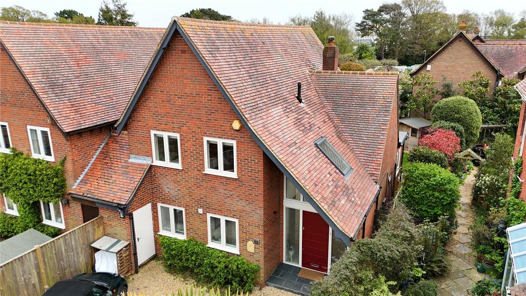 Stanley Road, Lymington, Hampshire, SO41 3 bed link detached house for