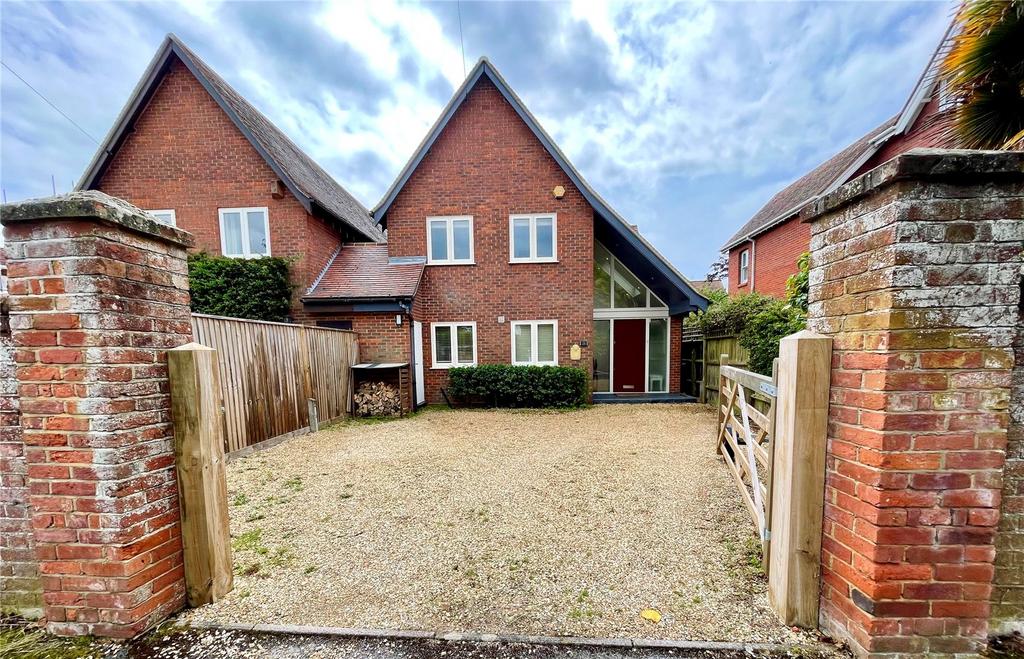 Stanley Road, Lymington, Hampshire, SO41 3 bed link detached house for