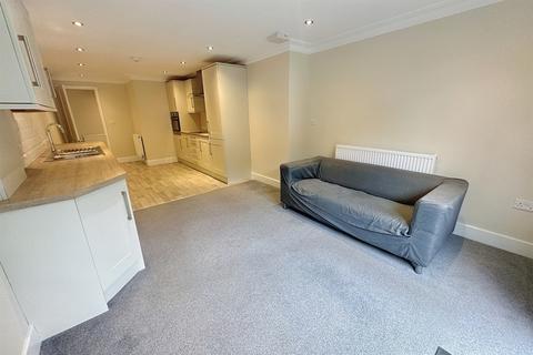 3 bedroom flat for sale, Dean Park