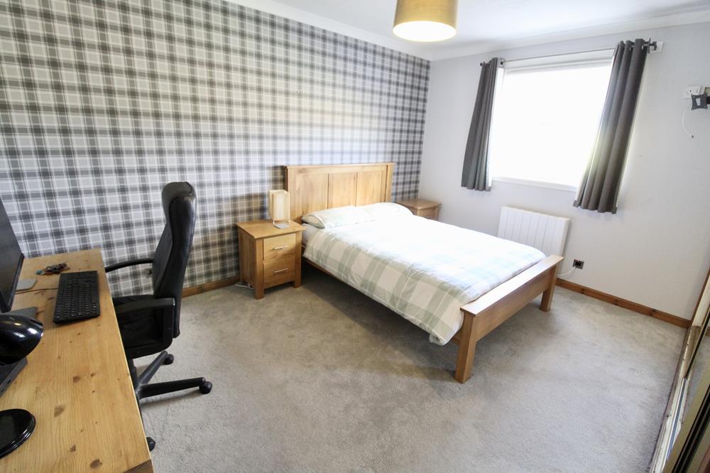 Bedroom 1 − photograph 2