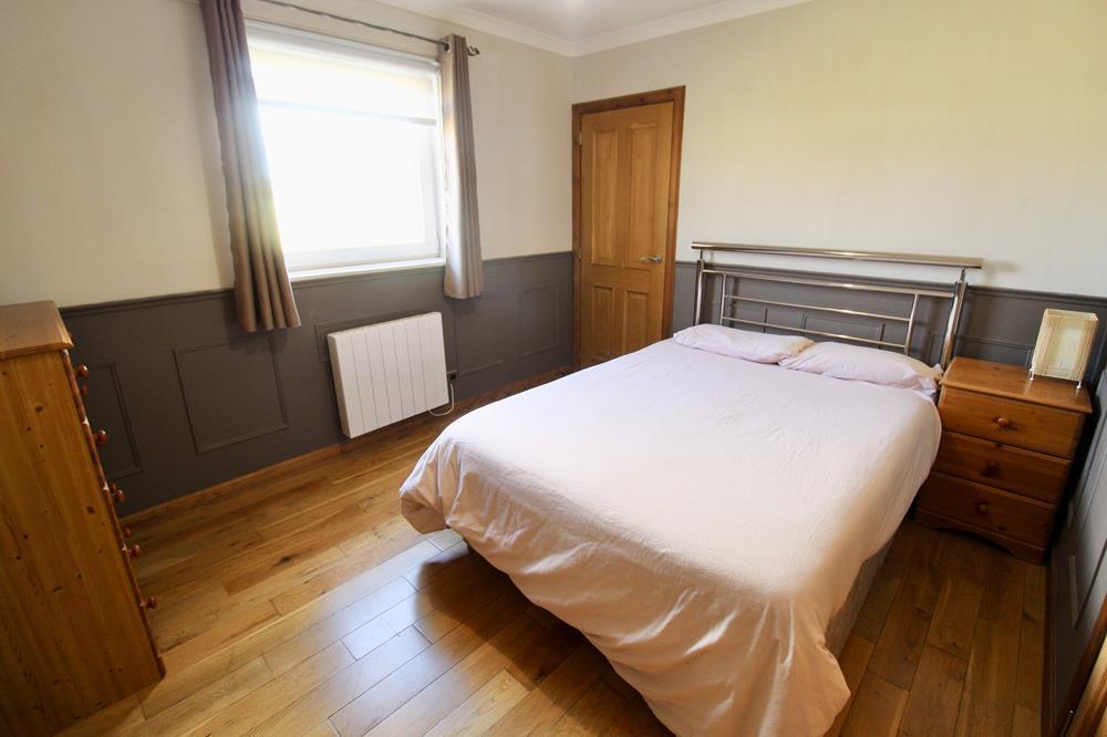 Bedroom 2 − photograph 2