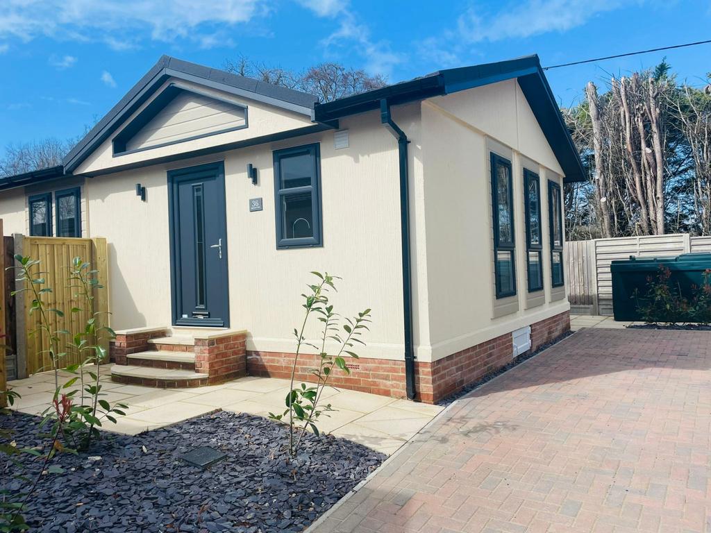 Royston, Cambridgeshire, SG8 2 bed park home for sale £339,995