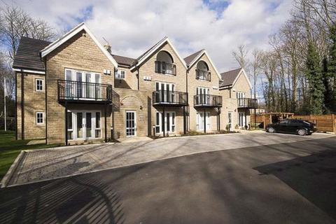 2 bedroom flat to rent, Shadwell Lane, Leeds, West Yorkshire, UK, LS17