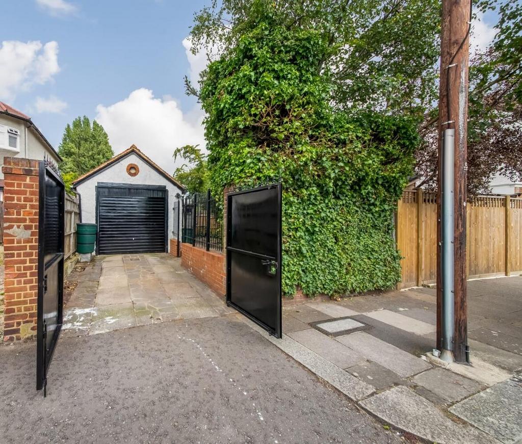 Carver Road, Herne Hill, London, SE24 Property £350,000