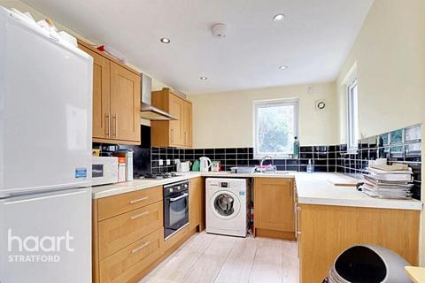 4 bedroom terraced house to rent, Middle Road, London