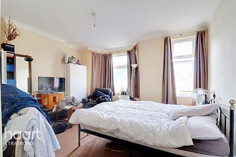 4 bedroom terraced house to rent, Middle Road, London