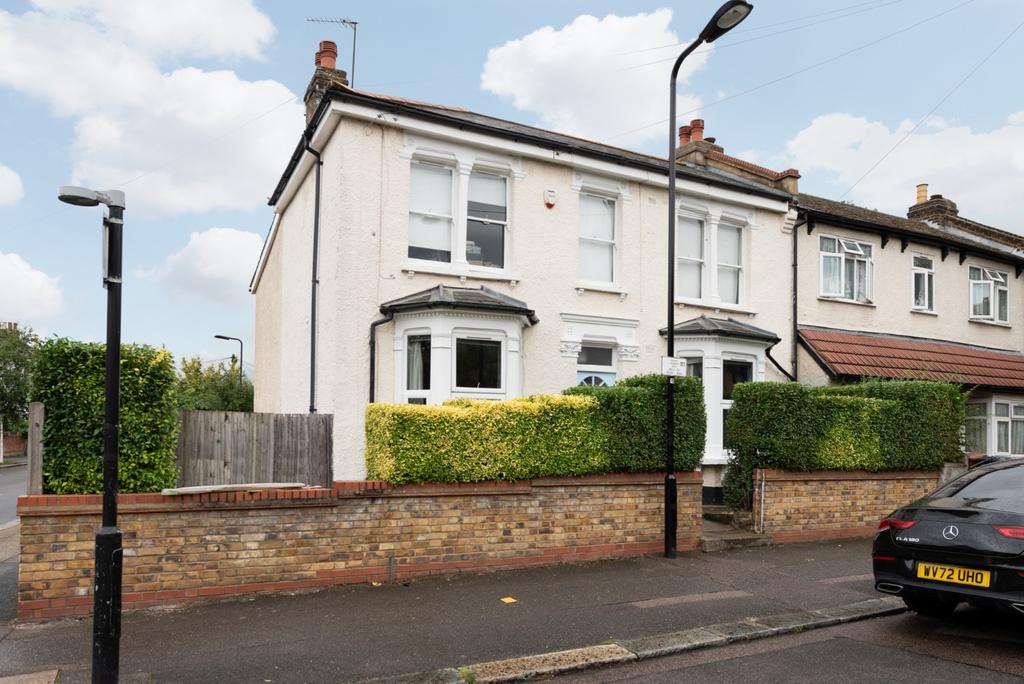 Mornington Road, Leytonstone, London, E11 3DX 2 bed ground floor flat