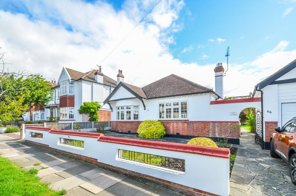 Canvey Road, LeighOnSea SS9 4 bed bungalow £2,200 pcm (£508 pw)