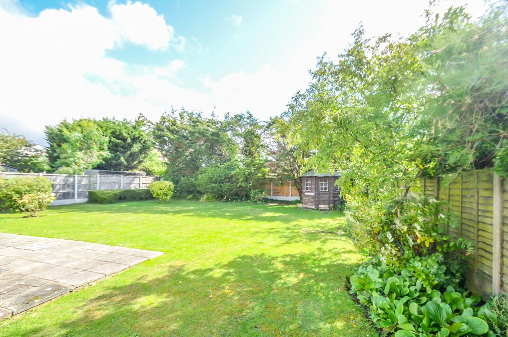 Canvey Road, LeighOnSea SS9 4 bed bungalow £2,200 pcm (£508 pw)