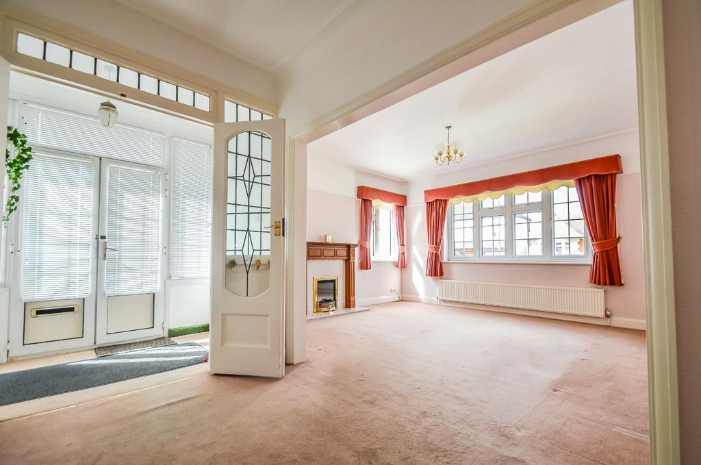 Canvey Road, LeighOnSea SS9 4 bed bungalow £2,200 pcm (£508 pw)