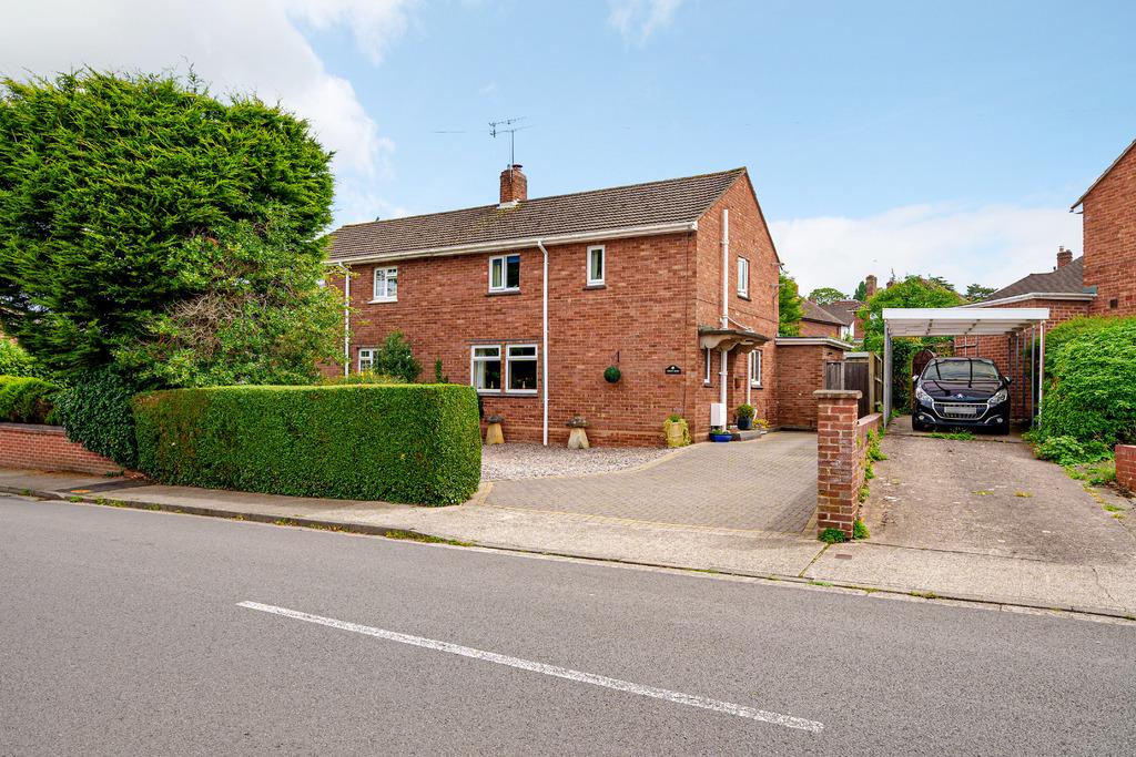 Sebright Avenue, Battenhall, Worcester, WR5 2HJ 3 bed semidetached