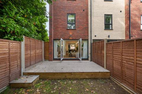 116 Reddown Road, Coulsdon, CR5 1AL