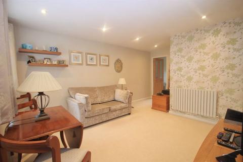 27 Dacre Close, Greenford, UB6 9UQ