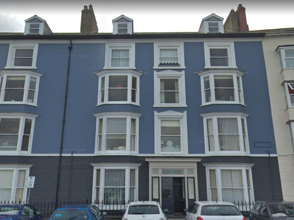 7 Marine Terrace, Aberystwyth... 2 bed flat £800 pcm (£185 pw)