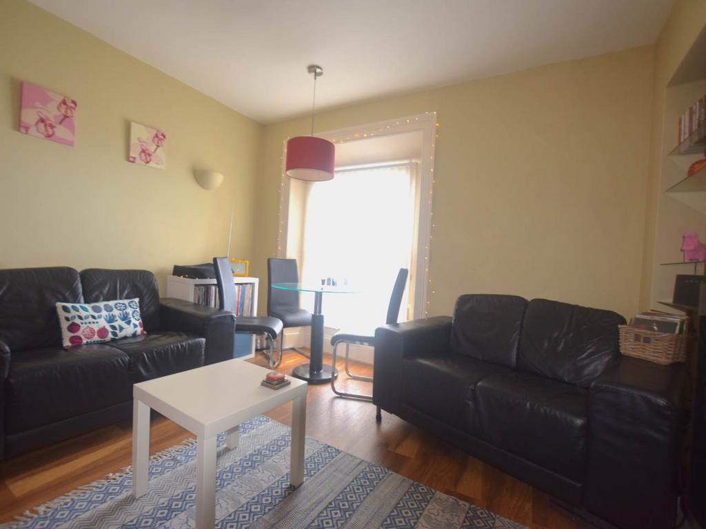 7 Marine Terrace, Aberystwyth... 2 bed flat £800 pcm (£185 pw)