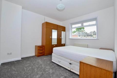 3 bedroom semi-detached house to rent, Three Bedroom Semi-detached House to Rent on Benwell Grange Avenue, Newcastle Upon Tyne