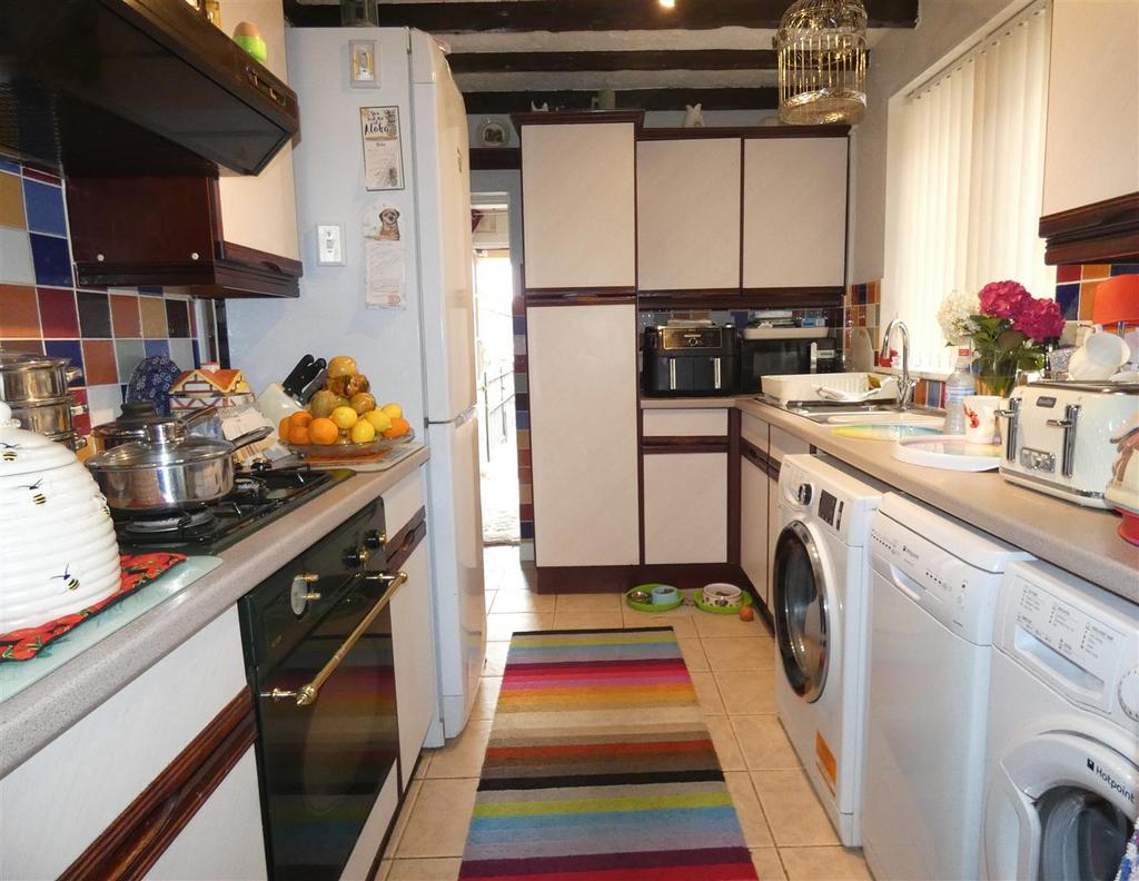 Kitchen (2).jpg