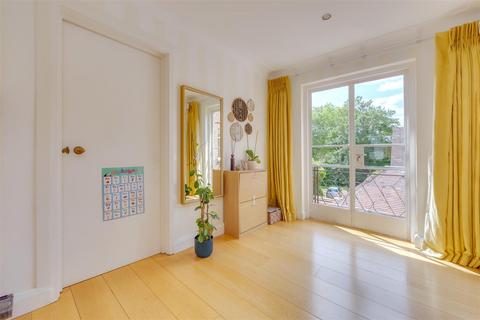 3 bedroom flat for sale, View Road, Highgate, London, N6