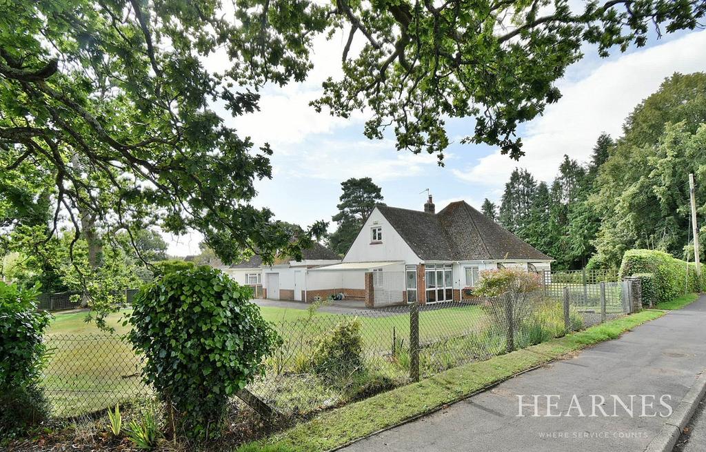Chine Walk, West Parley, Ferndown, BH22 3 bed detached bungalow £725,000