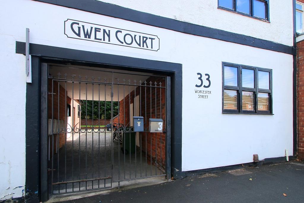 Worcester Street, Stourbridge, DY8 1 bed ground floor flat £575 pcm (£133 pw)