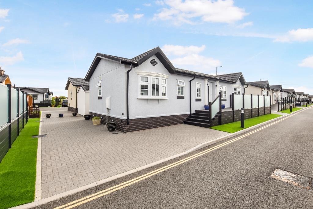 Wave Road Sandy Bay, Canvey Island SS8 2 bed park home for sale £275,000