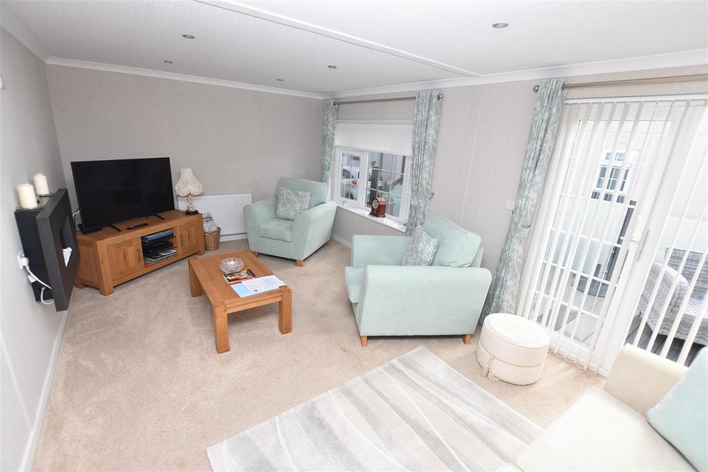 Wave Road Sandy Bay, Canvey Island SS8 2 bed park home £230,000