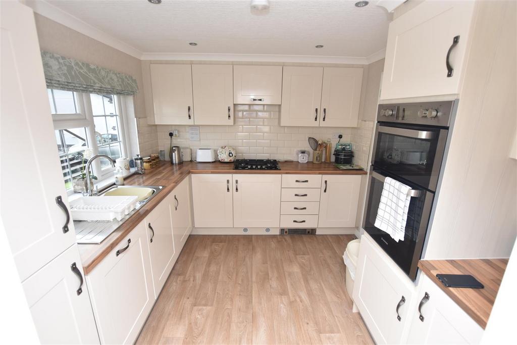 Wave Road Sandy Bay, Canvey Island SS8 2 bed park home £230,000