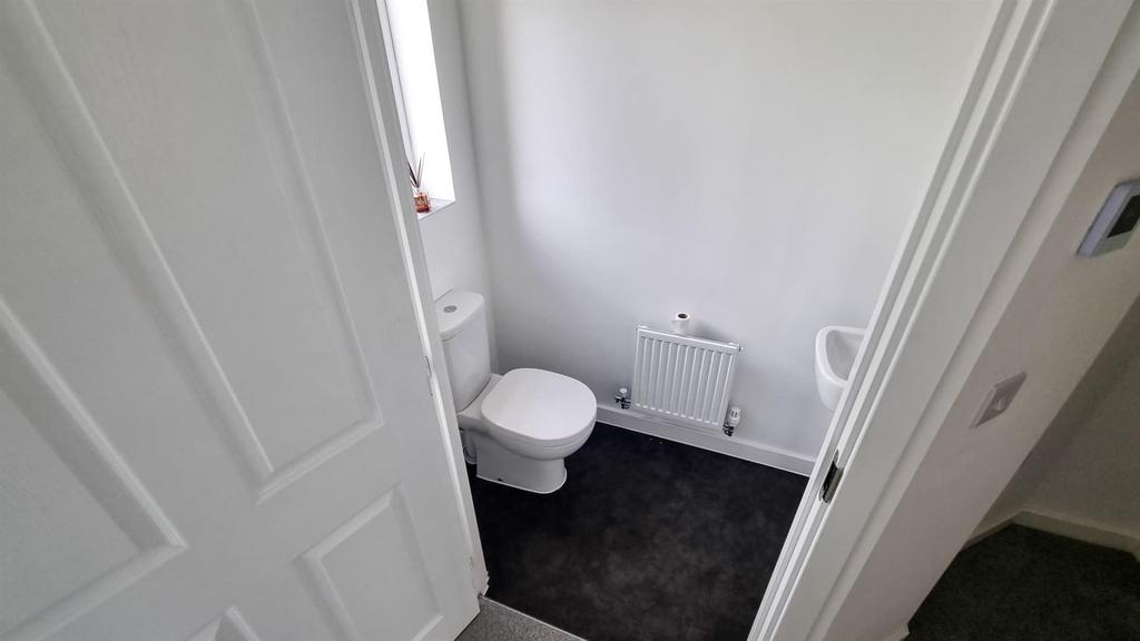 11 Tasker Way - Toilet 1.jpeg
