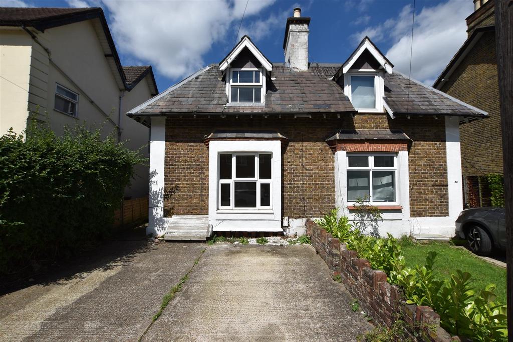 Holmesdale Road, Reigate 2 bed semidetached house £1,950 pcm (£450 pw)