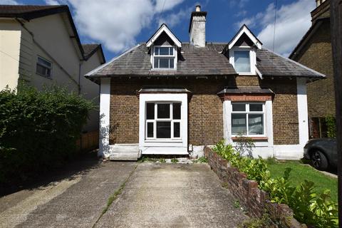 2 bedroom semi-detached house to rent, Holmesdale Road, Reigate