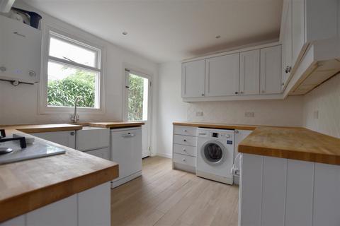 2 bedroom semi-detached house to rent, Holmesdale Road, Reigate