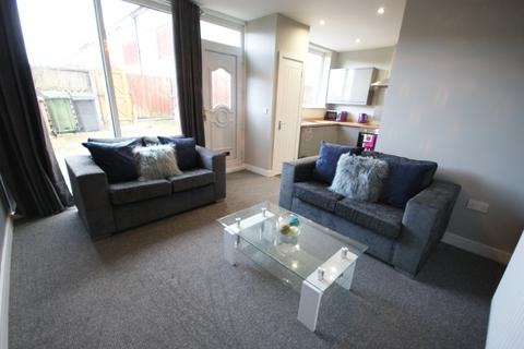 4 bedroom terraced house for sale - Heathcroft Rise, Beeston, Leeds, LS11