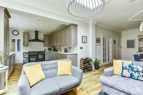 5 bedroom semi-detached house to rent, Vallance Gardens, Hove