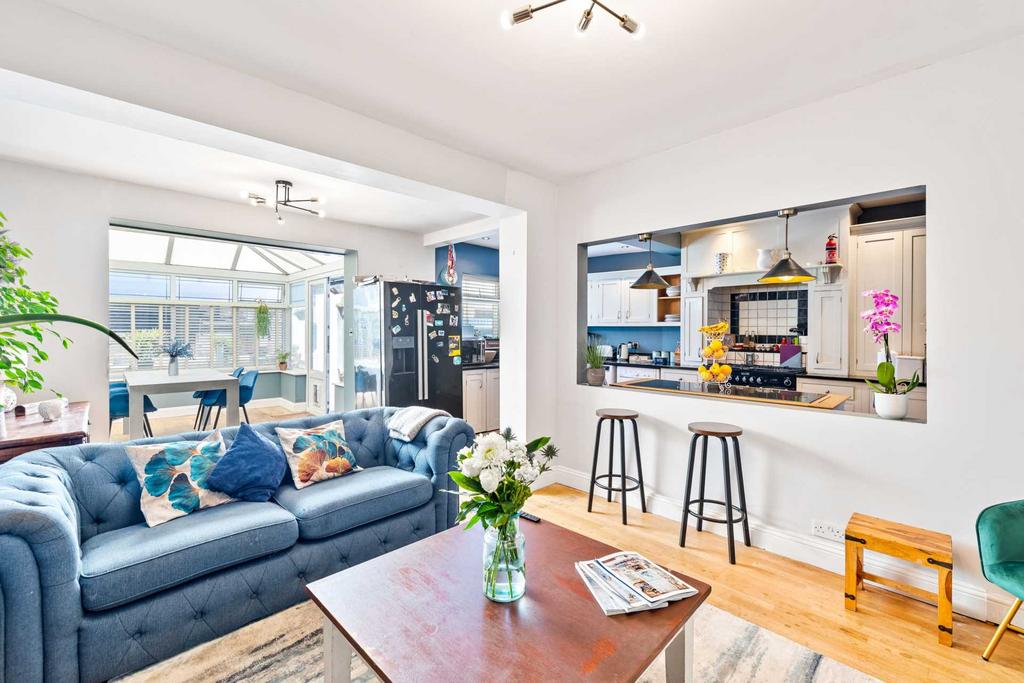 St Leonards Gardens, Hove 3 bed detached house £8,948 pcm (£2,065 pw)