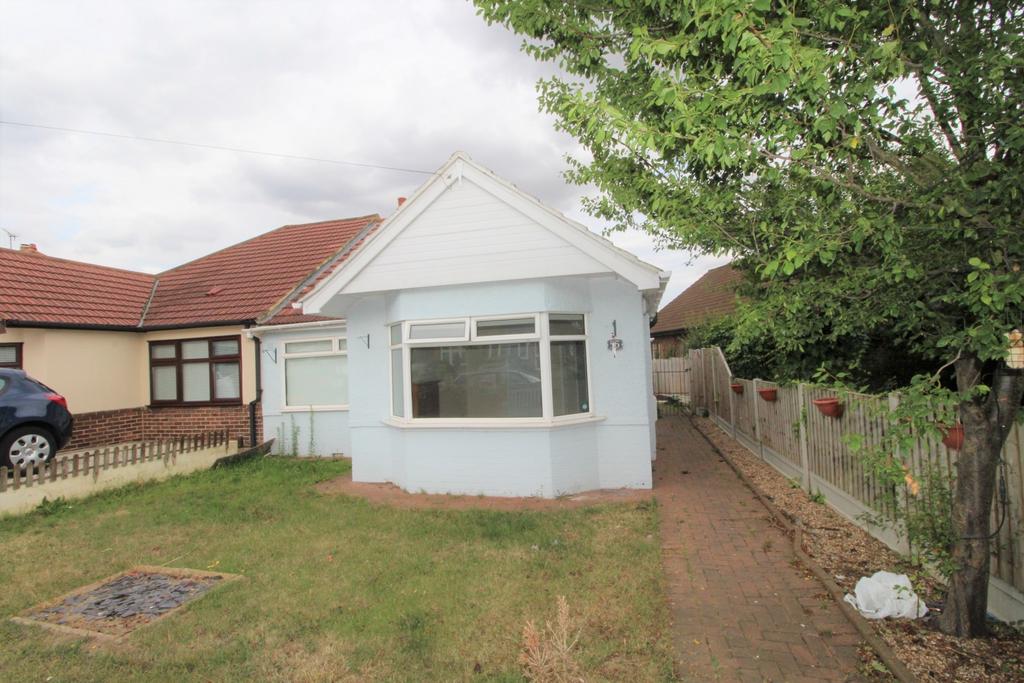 Chelmsford Drive, Upminster, Essex, RM14 2 bed bungalow £1,650 pcm (£