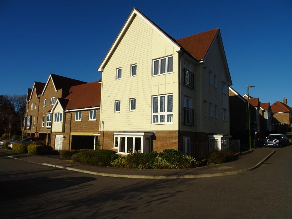Hawkins Road, Haywards Heath, RH17 2 bed flat £245,000