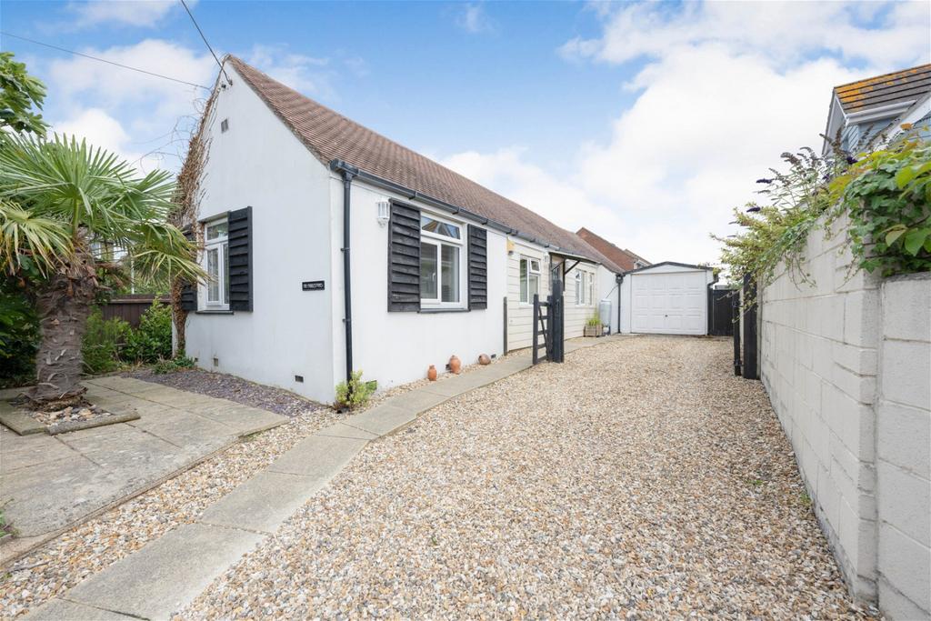Carrington Lane, Lymington SO41 2 bed detached bungalow for sale £450,000