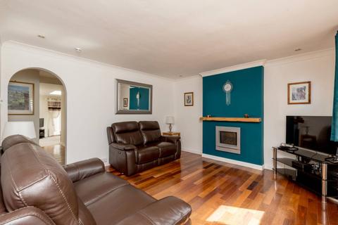 33 Dochart Drive, Edinburgh, EH4 7LD