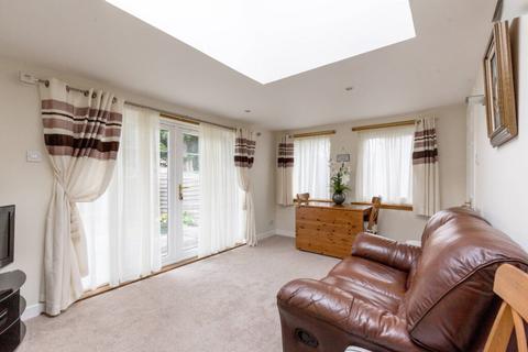33 Dochart Drive, Edinburgh, EH4 7LD