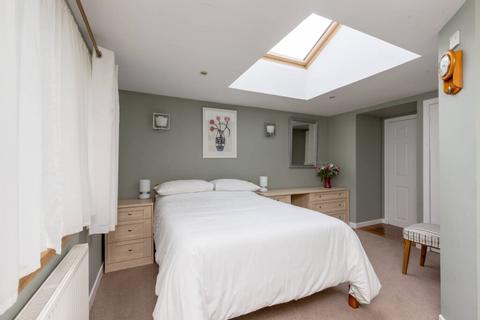 33 Dochart Drive, Edinburgh, EH4 7LD