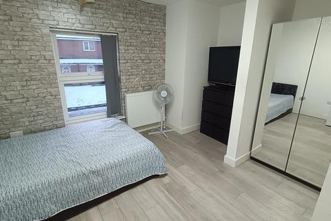 Studio to rent, Old Bedford Road, Luton, Bedfordshire