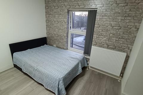 Studio to rent, Old Bedford Road, Luton, Bedfordshire