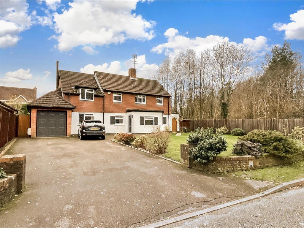 Pondtail Drive, Horsham, West Sussex 4 bed detached house for sale £