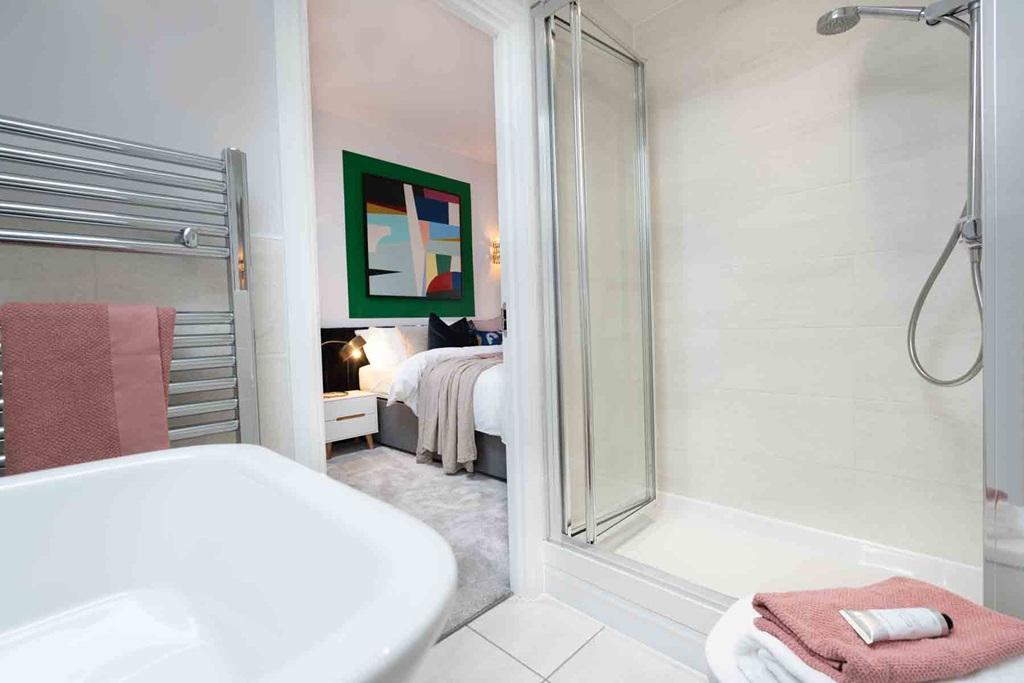 Modern en suite shower room