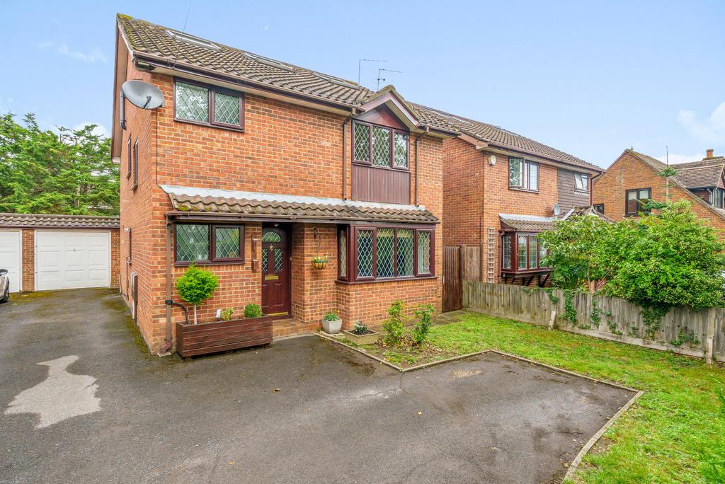 Woodham Lane, New Haw, KT15 4 bed detached house for sale £725,000