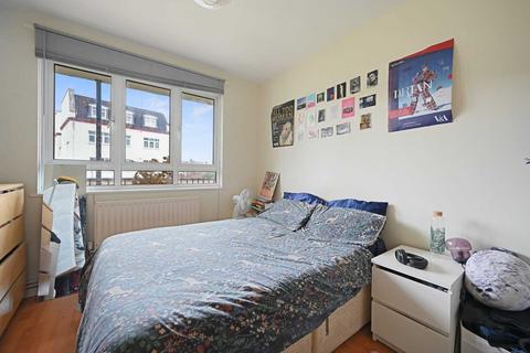 3 bedroom flat for sale, Heather Close, London,SW8 3BT