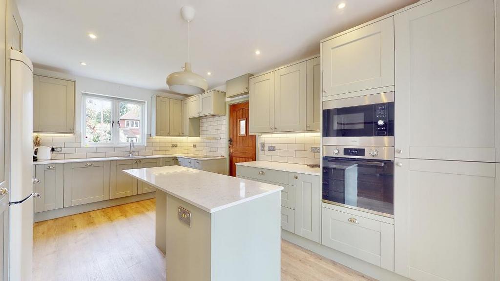 Oatlands Close, Weybridge 6 bed detached house for sale £1,600,000