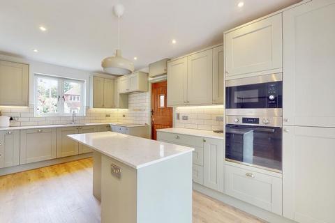 15 Oatlands Close, Weybridge, KT13 9EE