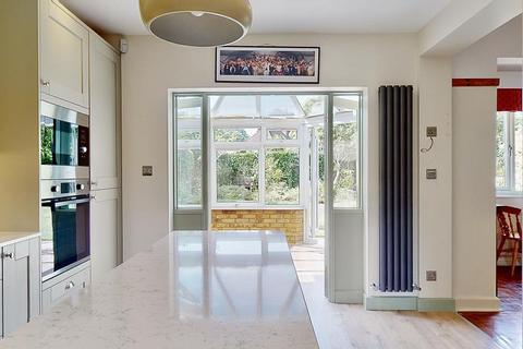 15 Oatlands Close, Weybridge, KT13 9EE